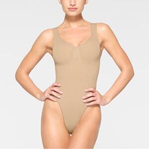 NWOT SKIMS Beige Ochre Bodysuit SEAMLESS SCULPT SCOOP NECK THONG BODYSUIT